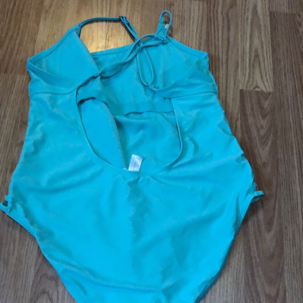 One piece - Picture 2 of 2